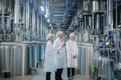 華森制藥黨委書(shū)記、董事長(zhǎng)游洪濤榮獲"富民興渝貢獻(xiàn)獎(jiǎng)"提名獎(jiǎng)!